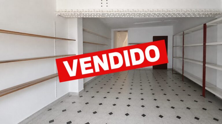 Local comercial con patio en Calle Banus Alta de Santa Coloma